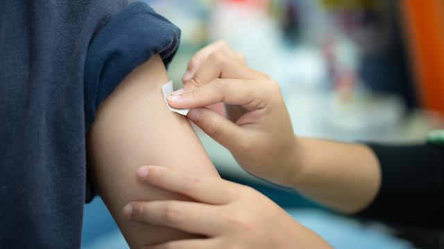 Ποιοι πρέπει να εμβολιαστούν κατά της γρίπης - Τα 6 εμβόλια που κυκλοφορούν και το εισπνεόμενο [εγκύκλιος]