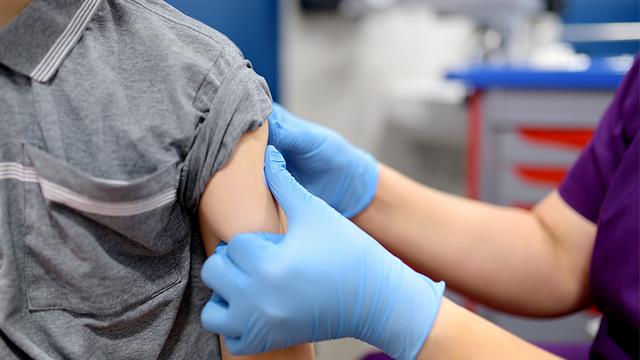 Πώς χορηγούνται τα εμβόλια γρίπης και CoViD στα παιδιά - Το πρόγραμμα εμβολιασμών [πίνακας]