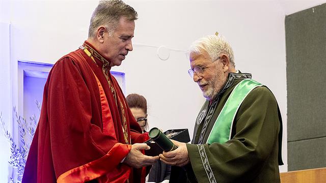 Επίτιμος Διδάκτορας του Τμήματος Βιοϊατρικών Επιστημών του Διεθνούς Πανεπιστημίου της Ελλάδος, ο Δρ. Γεώργιος Β. Αποστολόπουλος