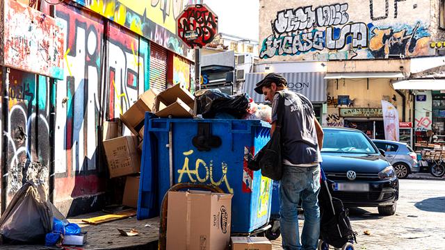 Ενα ακόμη αρνητικό ρεκόρ: Φτωχοί 7 στους 10   Έλληνες - Συνολική φτώχεια στους κοινωνικούς δείκτες [πίνακας]
