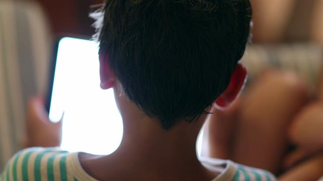 Τι προκαλεί η πρώιμη έκθεση των παιδιών στις οθόνες κινητών - τάμπλετ [μελέτη]