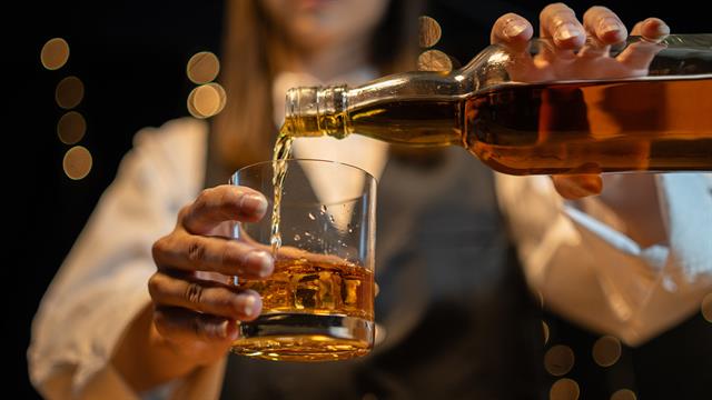 Πώς συνδέεται το αλκοόλ με την καρκινογένεση - Ποια είδη καρκίνου αφορά