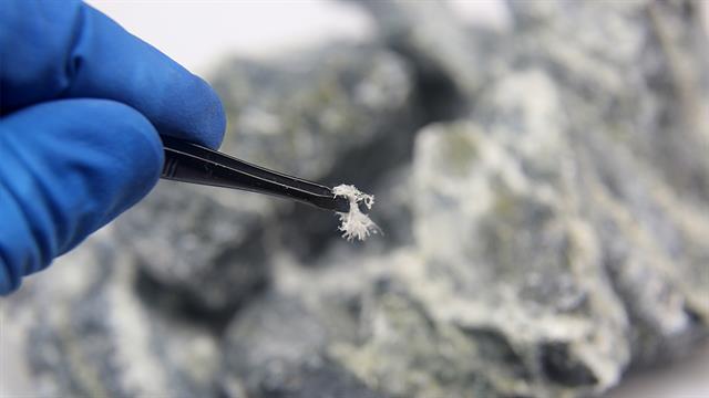 Ο κίνδυνος από τον αμίαντο λόγω ζημιών από χαλάζι μεγαλύτερος από ποτέ