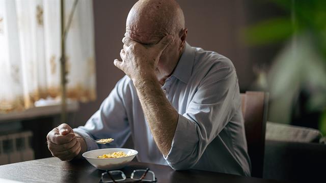 Ηλικιωμένοι που τρώνε μόνοι τους οδηγούνται σε λιγότερο θρεπτική διατροφή