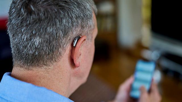 Tο AI στη βαρηκοΐα: Ακουστικά που σκέφτονται, γονιδιακή θεραπεία κώφωσης