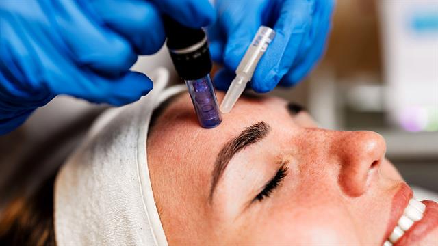 Θεραπείες για λαμπερή επιδερμίδα μέχρι τα Χριστούγεννα