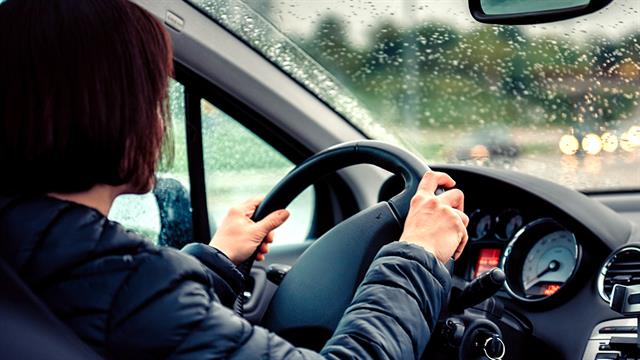 ADAC: Τα μπουφάν στην οδήγηση αυξάνουν τον κίνδυνο τραυματισμού ακόμη και σε χαμηλές ταχύτητες