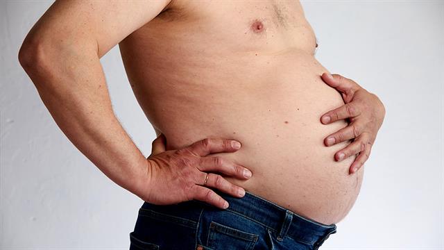 Το λίπος στην κοιλιά των αντρών συνδέεται με αυξημένο κίνδυνο για την καρδιά [μελέτη]