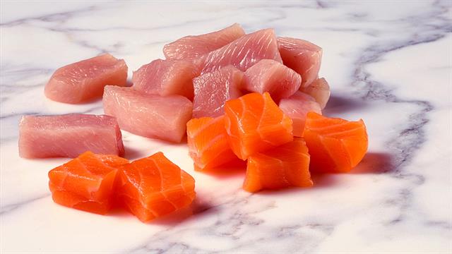 Κοτόπουλο και σολομός: Ποιο κερδίζει σε πρωτεΐνη;