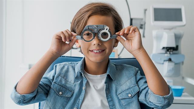 Ειδικά γυαλιά φρενάρουν τη μυωπία - Πώς λειτουργούν