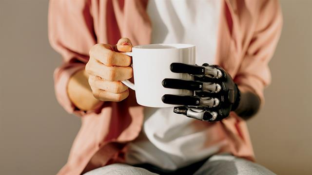 Βελτιωμένο βιονικό χέρι σκέφτεται με βοήθεια τεχνητής νοημοσύνης