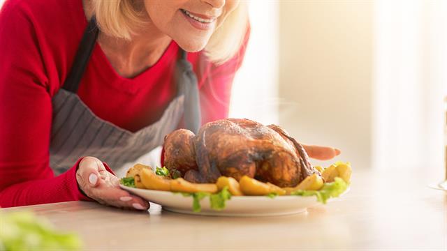 Όταν η εμμηνόπαυση συναντά τη χριστουγεννιάτικη μαγεία: Πώς να απολαύσω τις γιορτές παρά τα συμπτώματα
