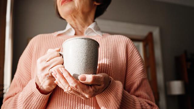 Mεγάλη κατανάλωση καφέ εξασθενεί τα οστά σε ηλικιωμένες [μελέτη]