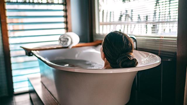 Τι προκαλεί το ζεστό μπάνιο στο δέρμα;