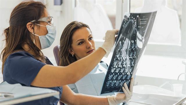 Οδοντίατροι: Προσοχή σε παραπλανητικές διαφημίσεις: Τα εμφυτεύματα δεν καλύπτονται από τον ΕΟΠΥΥ