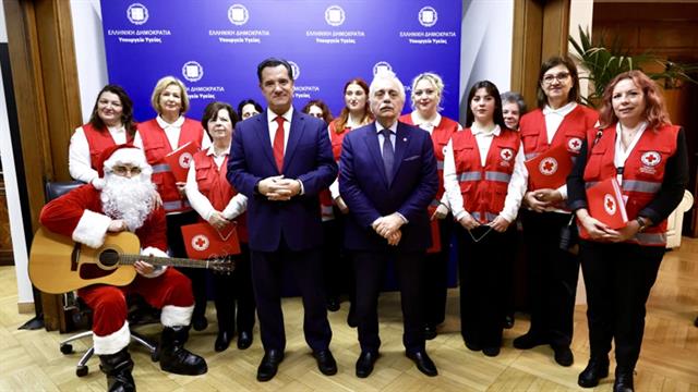 Χριστουγεννιάτικα κάλαντα από εθελοντές του Ελληνικού Ερυθρού Σταυρού στον υπουργό Υγείας
