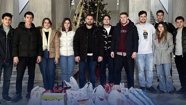 ΑΠΘ: Δώρα αγάπης σε παιδιά από μελλοντικούς γιατρούς και όχι μόνο