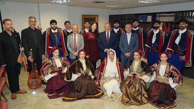 ΙΣΑ: Χριστουγεννιάτικα κάλαντα από τον Όμιλο Βρακοφόρων Κρήτης και τον Σύλλογο «Νίκος Καπετανίδης»