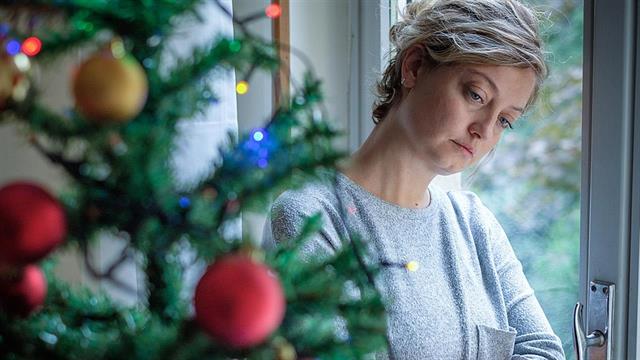 Πώς να φροντίσετε τον εαυτό σας αν οι γιορτές σας φαίνονται  δύσκολες