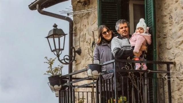 Χωριό στην Ιταλία γιόρτασε το πρώτο μωρό που γεννήθηκε μετά από 30 χρόνια!