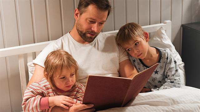 Τι προσφέρει στα παιδιά η τακτική ανάγνωση ιστοριών από τους φροντιστές τους