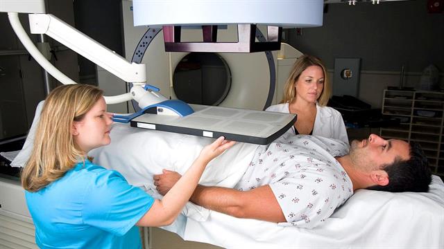 Πόσο πρέπει να διαρκεί ο ανδρογονικός αποκλεισμός στον εντοπισμένο καρκίνο του προστάτη