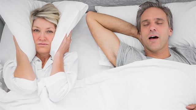 Τι να κάνω αν ο σύντροφός μου ροχαλίζει;