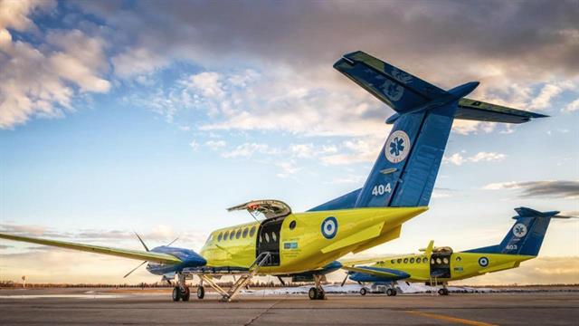 Το Κing Air του ΕΚΑΒ μεταφέρει τους δύο τραυματισμένους φιλάθλους του ΠΑΟΚ στην Ελλάδα