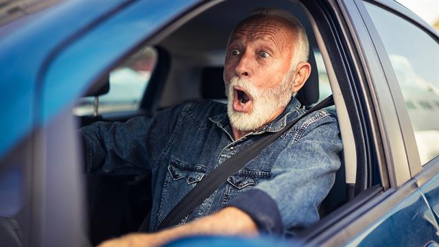 Ηλικιωμένοι: Τι δείχνει ο τρόπος που οδηγούν για την υγεία του εγκεφάλου τους [μελέτη]