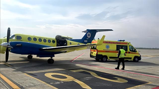 ΕΚΑΒ: Ολοκληρώθηκε η αεροδιακομιδή και του τρίτου Έλληνα τραυματία φιλάθλου του ΠΑΟΚ από τη Ρουμανία