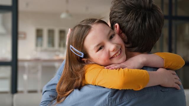 Η αγάπη που ακούει το παιδί: Γιατί οι λέξεις μας χτίζουν τον εγκέφαλό του