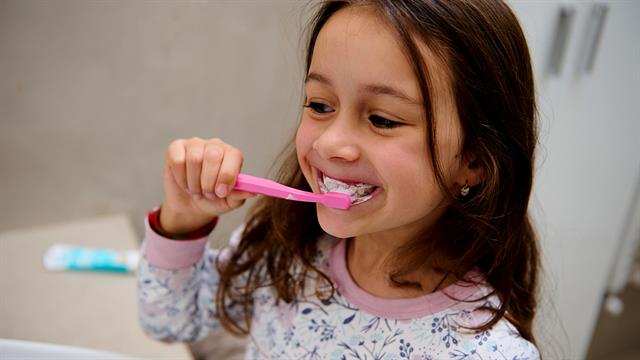 Μία στις τρεις παιδικές οδοντόκρεμες χωρίς επαρκές φθόριο [έρευνα]