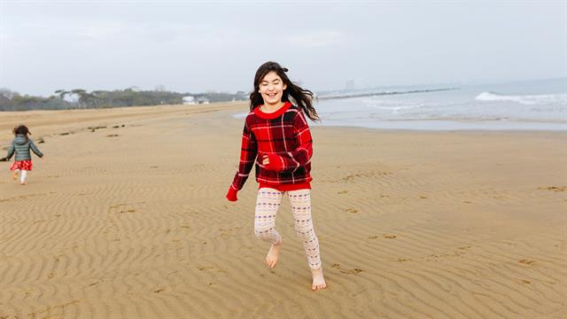 Γιατί το παιδί σου πρέπει να περπατάει ξυπόλητο (ναι, αλήθεια!)