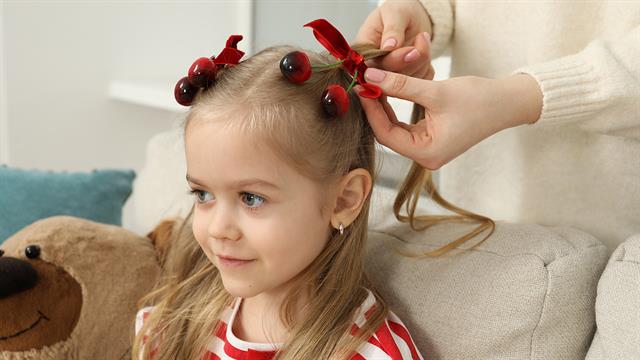 Μικρές λεπτομέρειες, μεγάλοι κίνδυνοι: Γιατί αποφεύγουμε λαστιχάκια και κοκκαλάκια στα μικρά παιδιά