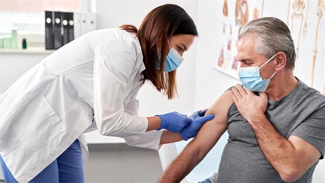 ΕΜΑ: Έρχεται το πρώτο συνδυασμένο εμβόλιο mRNA για CoViD και γρίπη σε άτομα άνω των 50 ετών