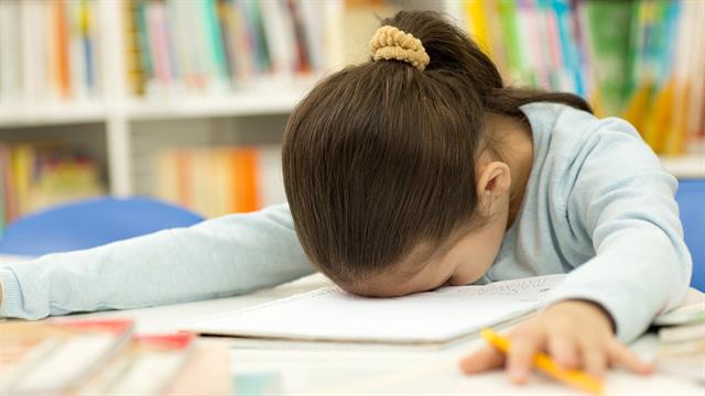 Πιο αργά το πρωί στο σχολείο: Καλύτερη ψυχική υγεία και επιδόσεις για τους εφήβους [μελέτη]