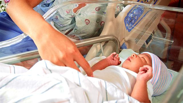 Στο μισό η γονιμότητα σε σχέση με το 1970  - Πόσα παιδιά γεννά σήμερα κάθε Ελληνίδα [πίνακες]