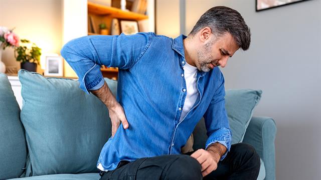 Ο χρόνιος πόνος στη μέση μπορεί να κάνει αφόρητους τους θορύβους