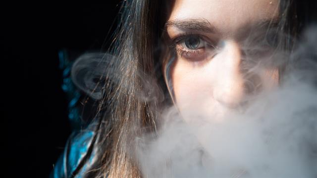 15 - 17 ετών: Το κρίσιμο παράθυρο πρώτης έκθεσης στο κάπνισμα