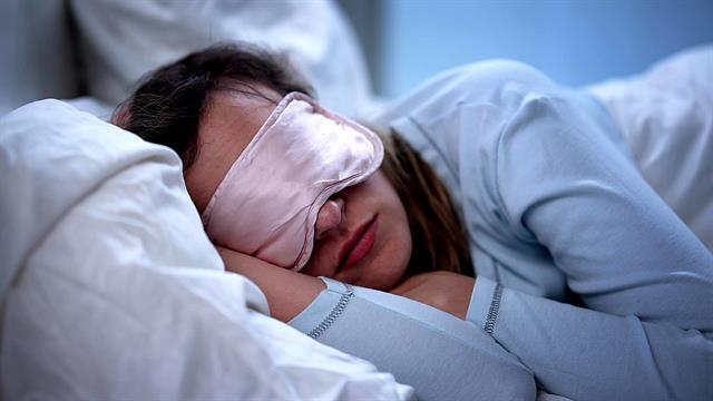 Πώς μπορεί να βοηθήσει μια μάσκα ύπνου;