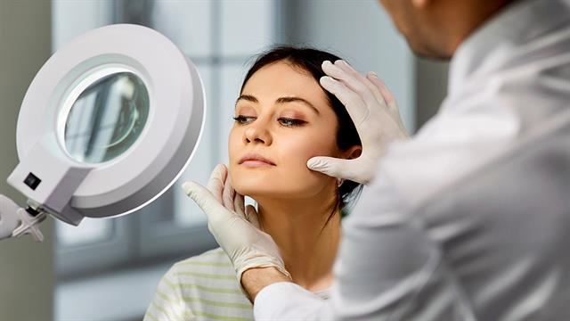 Στοχευμένο λίφτινγκ: Πώς οι μικροεπεμβάσεις προσφέρουν φυσικό αποτέλεσμα