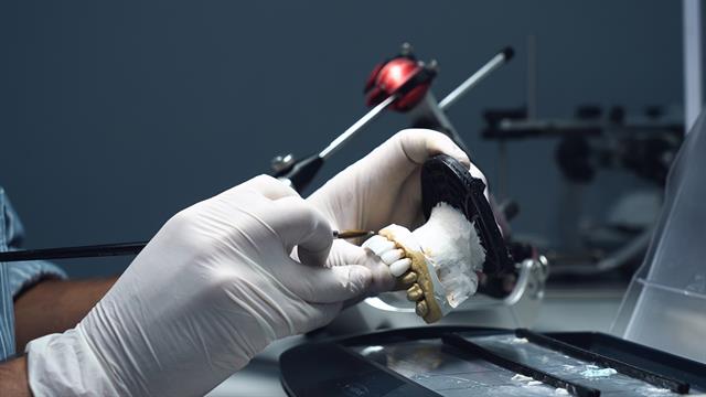 Υπουργείο Υγείας: Πώς χορηγείται βεβαίωση άσκησης επαγγέλματος βοηθού οδοντοτεχνίτη