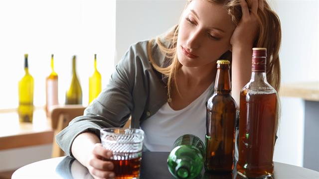 Στρες και αλκοόλ: Διαφορετικά αντιδρά ο εγκέφαλος ανδρών και γυναικών