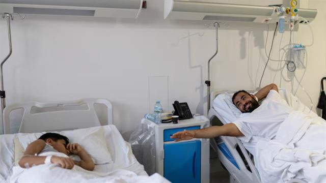 Σύρος πατέρας διασχίζει θάλασσες για να σώσει τον 10χρονο γιο του στο Ωνάσειο