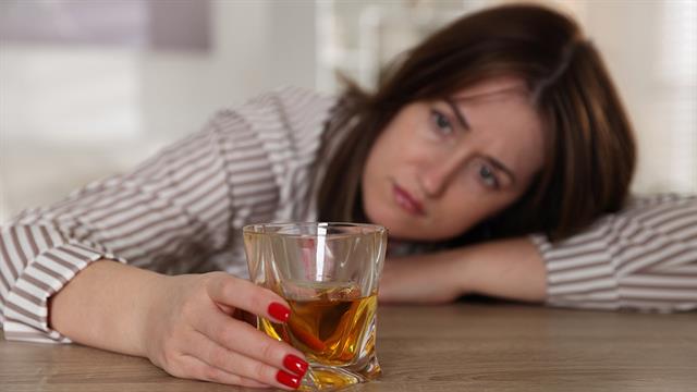 Μπορεί το αλκοόλ να επιδεινώσει τον πόνο στην πλάτη;