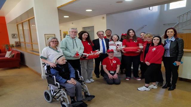 Ο ΕΕΣ προσέφερε στιγμές χαράς σε ηλικιωμένους στο Γηροκομείο Αθηνών ενόψει του Πάσχα