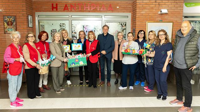 Λαμπάδες, χειροτεχνίες και δώρα για τους μικρούς ασθενείς στο Παπαγεωργίου