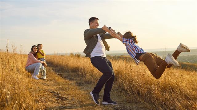 Πώς βοηθά τα μικρά παιδιά το παιχνίδι με τους γονείς [μελέτη]