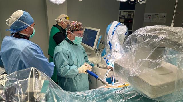 Πρώτη εφαρμογή ολικής αρθροπλαστικής ισχίου με το ρομποτικό σύστημα Rosa στο Metropolitan General