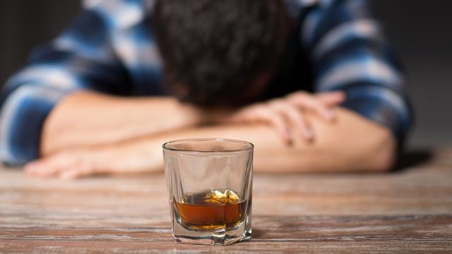 Η σχέση με το αλκοόλ αλλάζει: Από την κοινωνική τελετουργία στη μοναχική κατανάλωση
